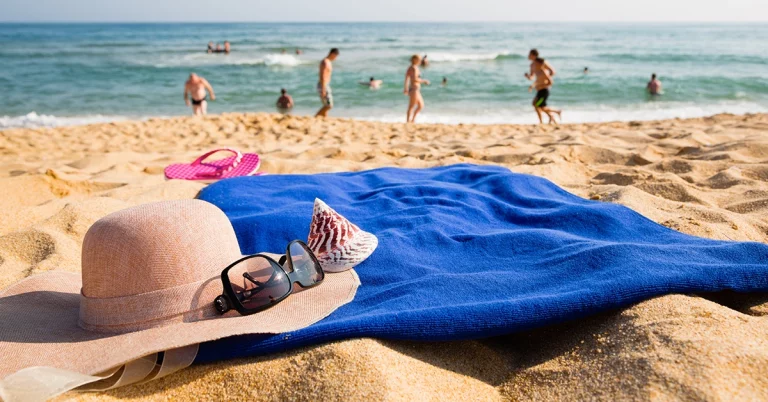 2022 03 the costal side featured best waterproof beach blankets to keep you dry on shore