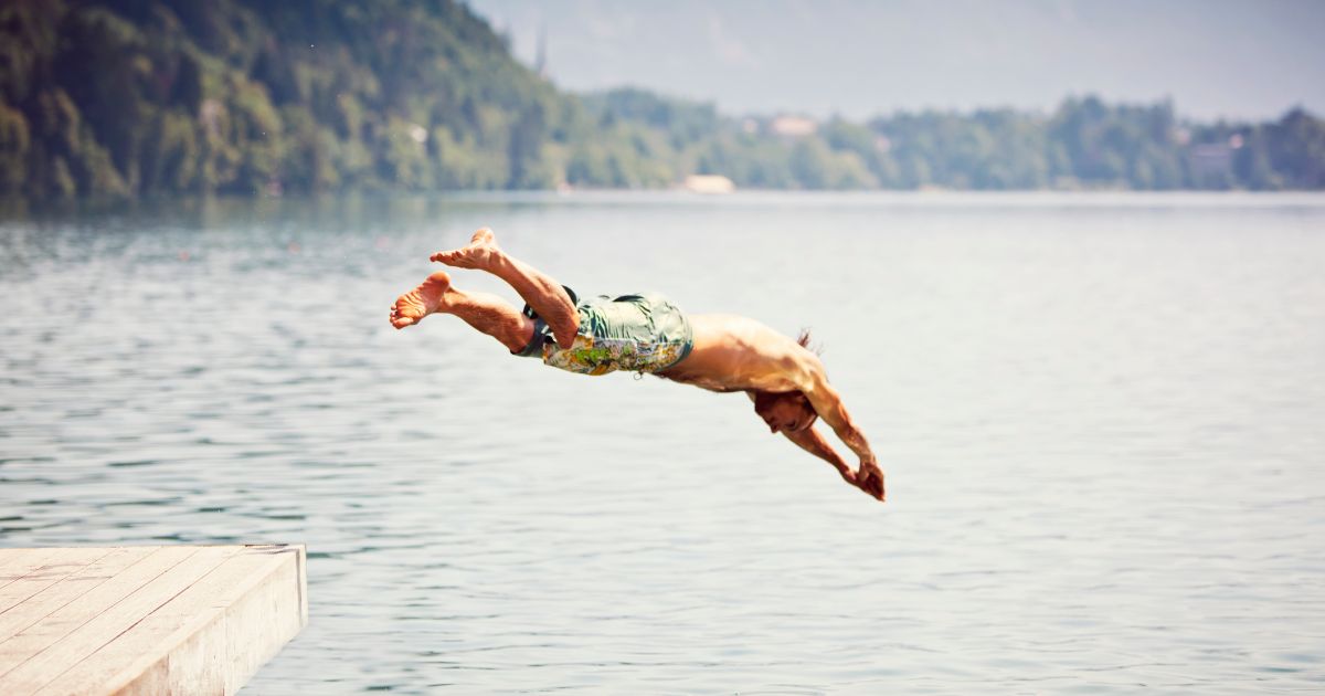 Why Do They Shower After Diving? Exploring The Reasons Behind The Tradition